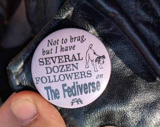 Un badge avec écrit "not to brag but I have several dozen followers on the fediverse" dessus. En français "c'est pas pour me vanter mais j'ai plusieurs douzaines d'abonnés sur le fédivers"