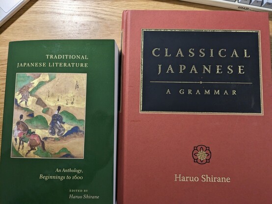 右、classical Japanese a grammar, 左、traditional Japanese literature という2冊の本