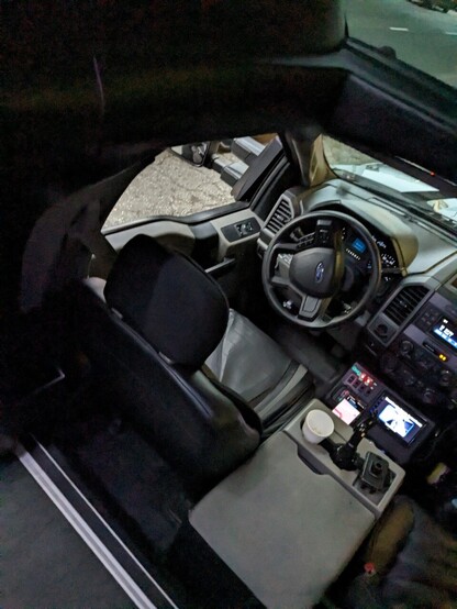 フォードF550の運転席