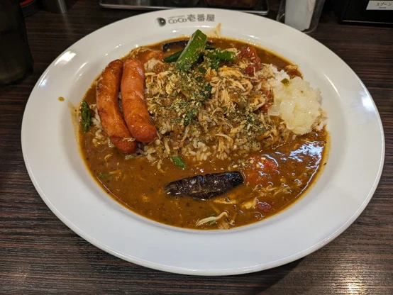 CoCo壱番屋のチキンと夏ベジのスパイスカレー（大盛り、ウィンナートッピング）