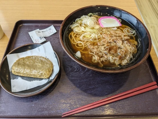お盆にのったそば、黒はんぺん。