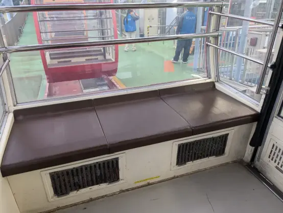 誰も座っていない観覧車のシート
