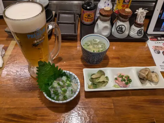 生ビール、たこわさ（辛くてうま）、お通し、サービスのしじみ汁（助かる）