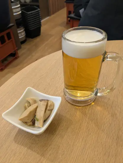 生ビールとお通しのエリンギ