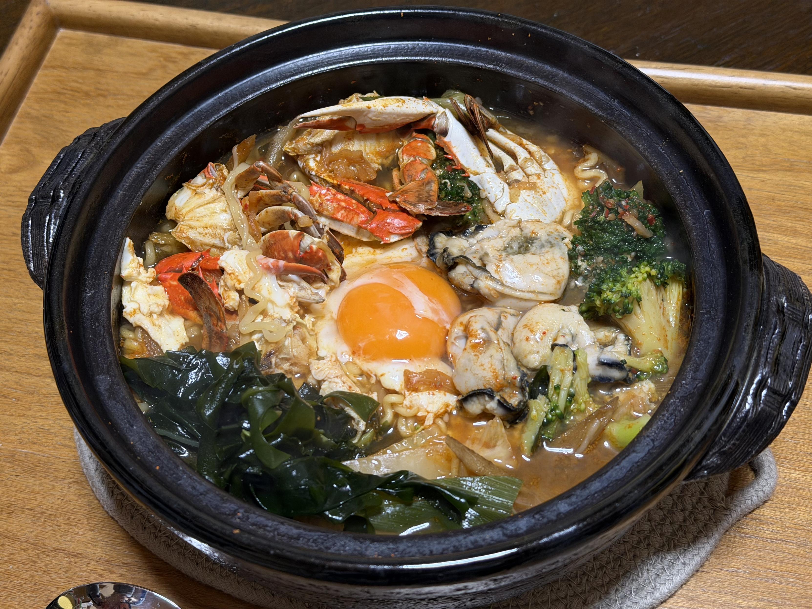 土鍋で作ったジンラーメン
生卵が落としてある